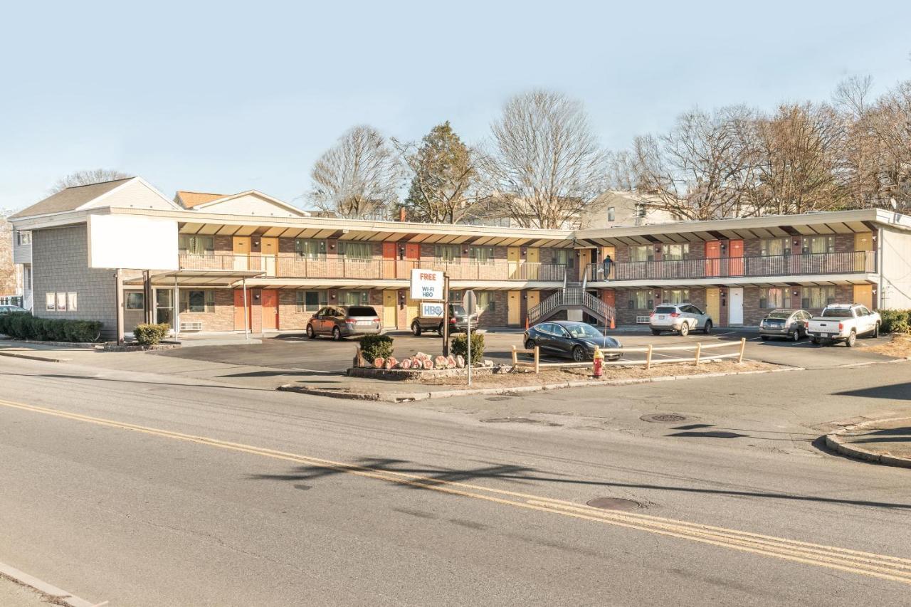 Oyo Hotel Malden Ma Broadway Экстерьер фото
