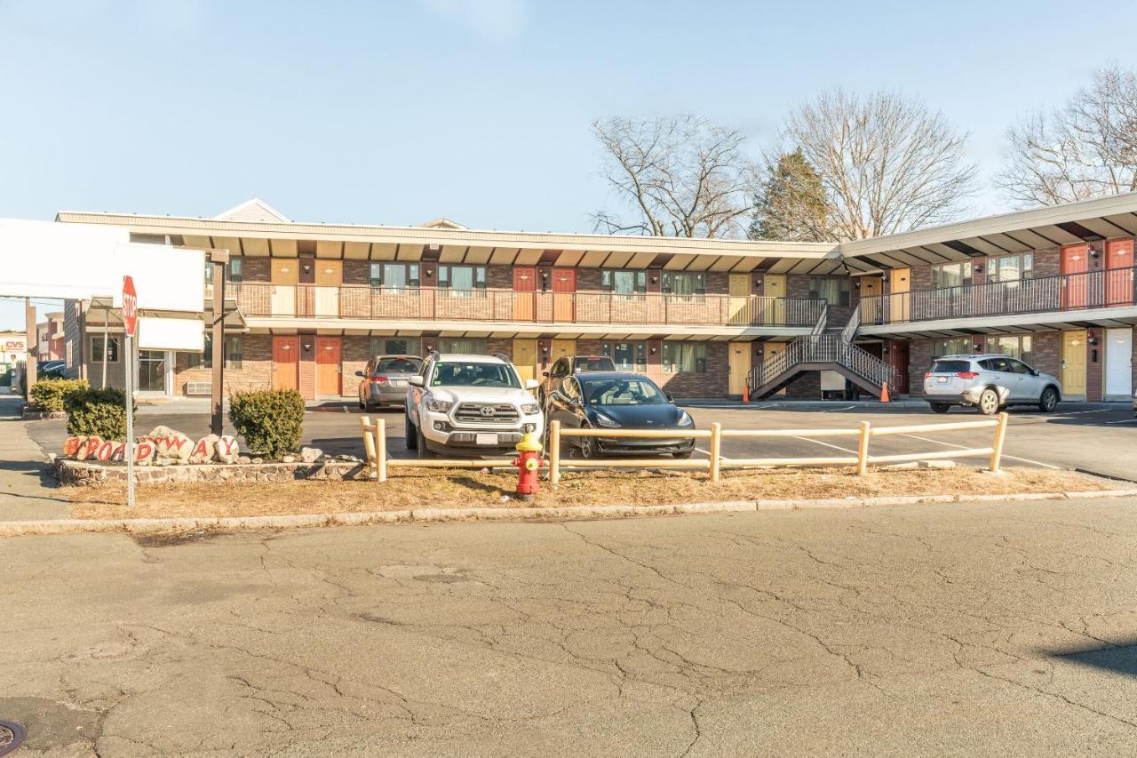Oyo Hotel Malden Ma Broadway Экстерьер фото