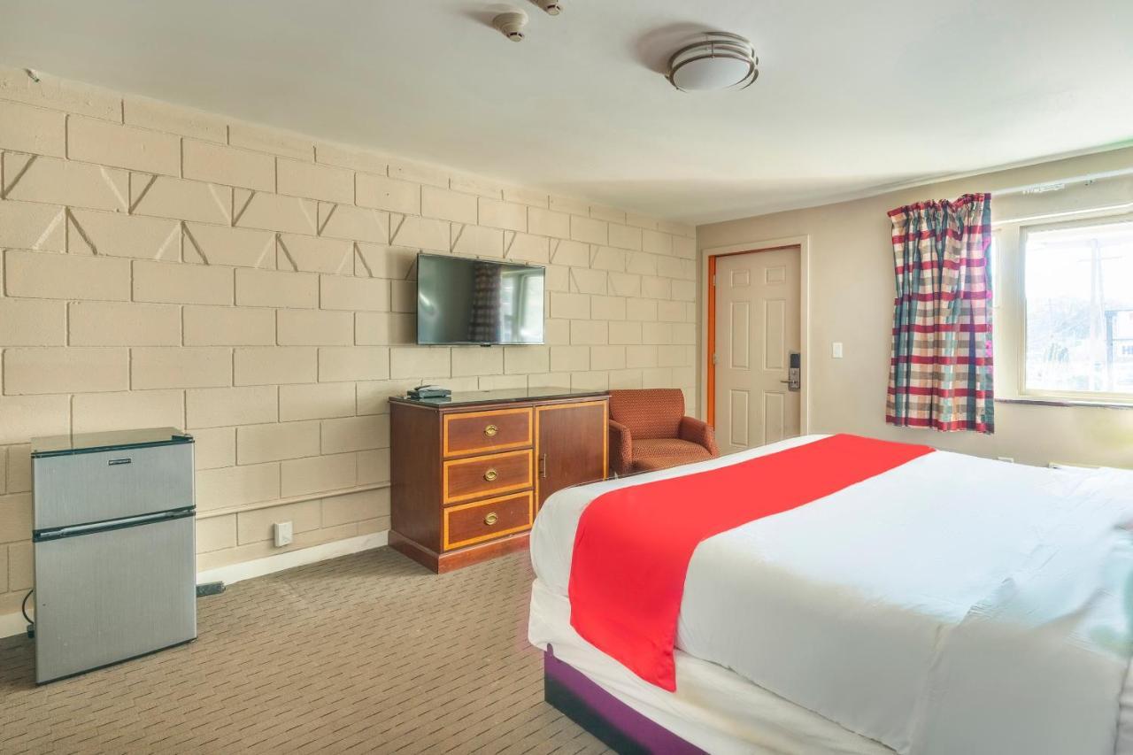 Oyo Hotel Malden Ma Broadway Экстерьер фото