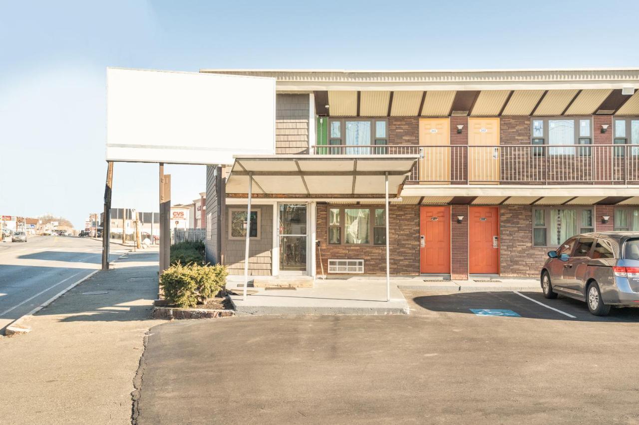 Oyo Hotel Malden Ma Broadway Экстерьер фото