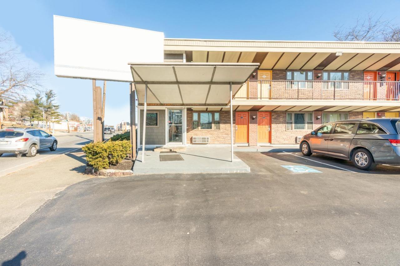 Oyo Hotel Malden Ma Broadway Экстерьер фото