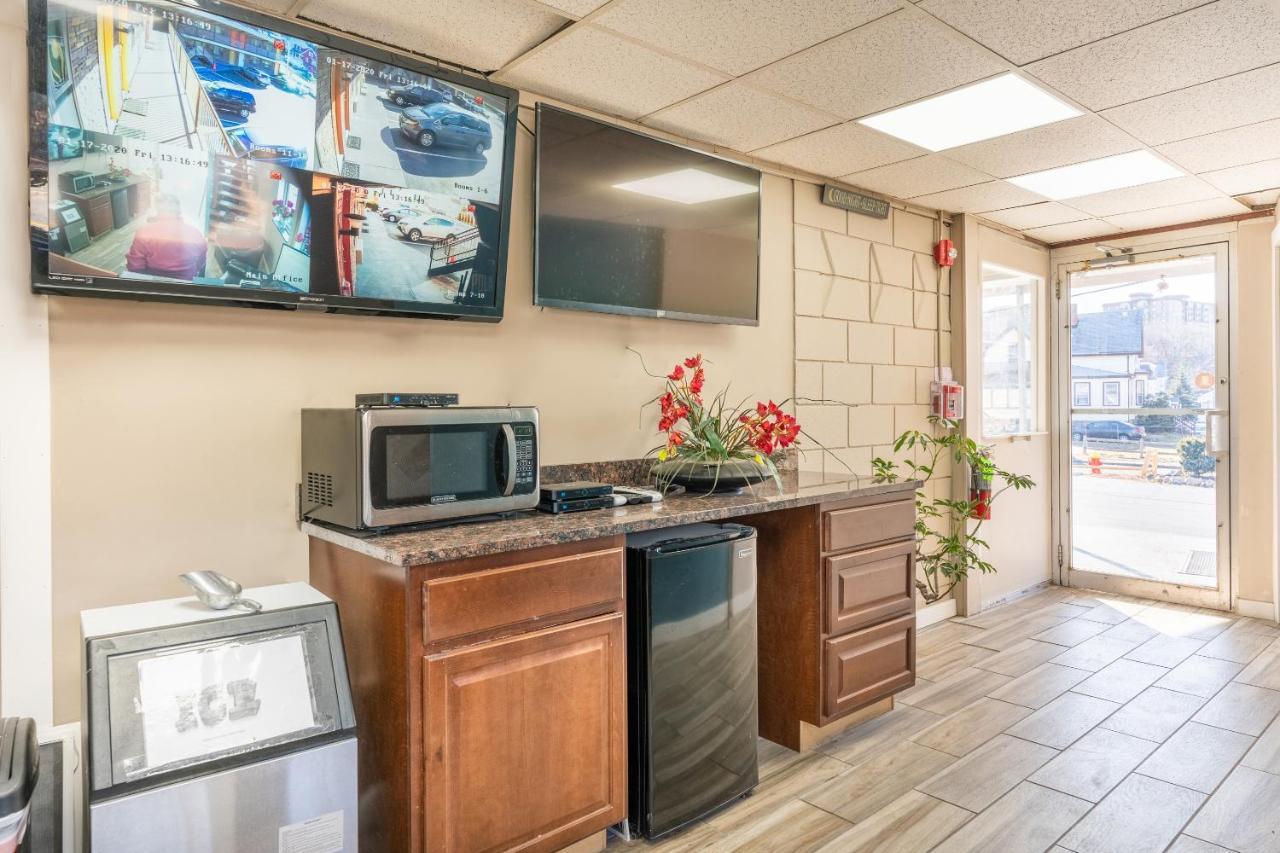 Oyo Hotel Malden Ma Broadway Экстерьер фото