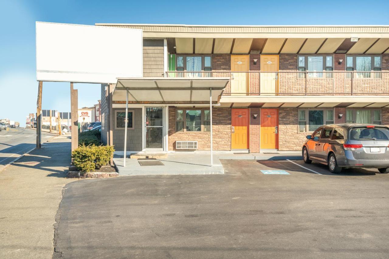 Oyo Hotel Malden Ma Broadway Экстерьер фото