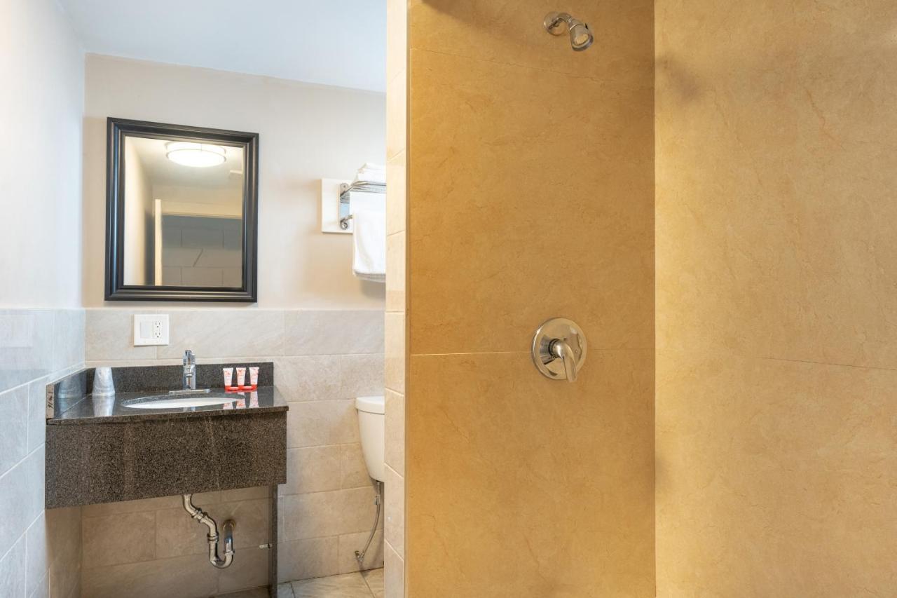 Oyo Hotel Malden Ma Broadway Экстерьер фото