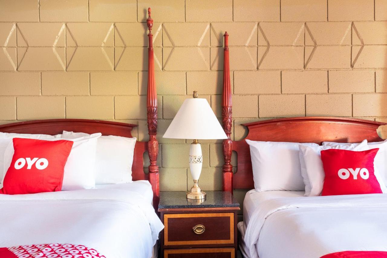 Oyo Hotel Malden Ma Broadway Экстерьер фото